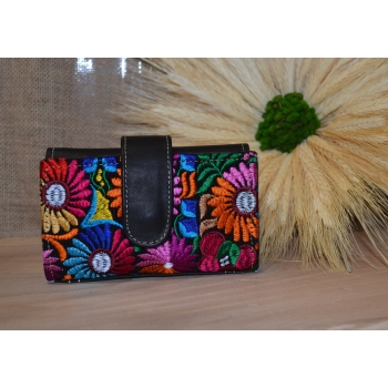 Portfel mały skórzany ciemnobrązowy z kwiatowym kolorowym haftem .